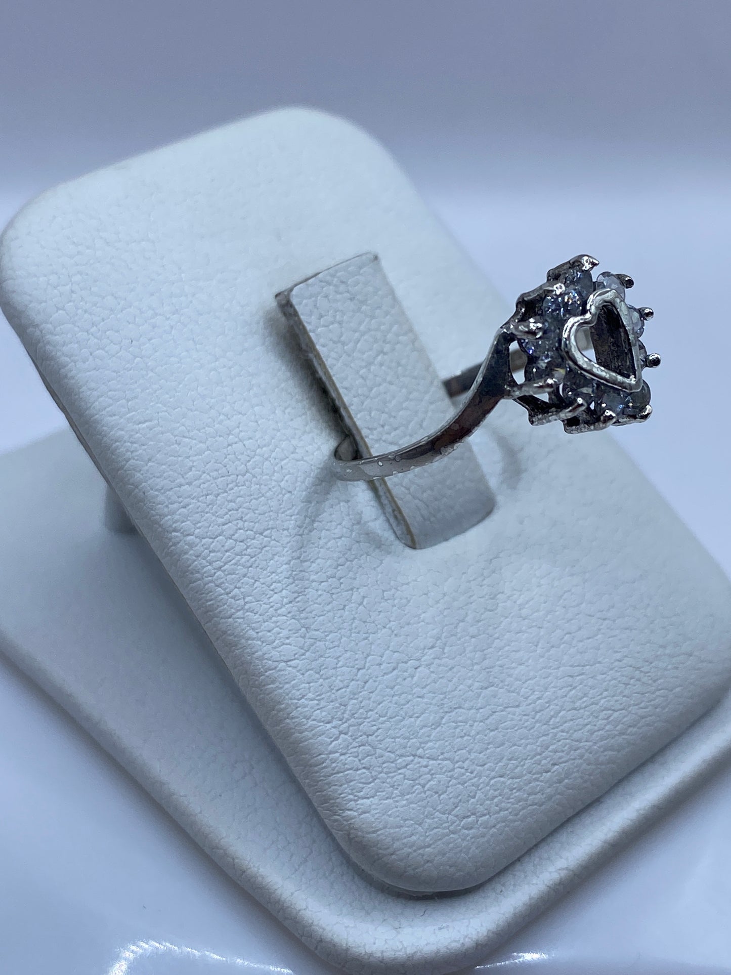 Detalle lateral del anillo solitario mostrando la circonia blanca engastada en plata .925