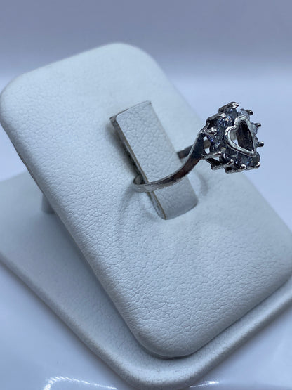 Detalle lateral del anillo solitario mostrando la circonia blanca engastada en plata .925