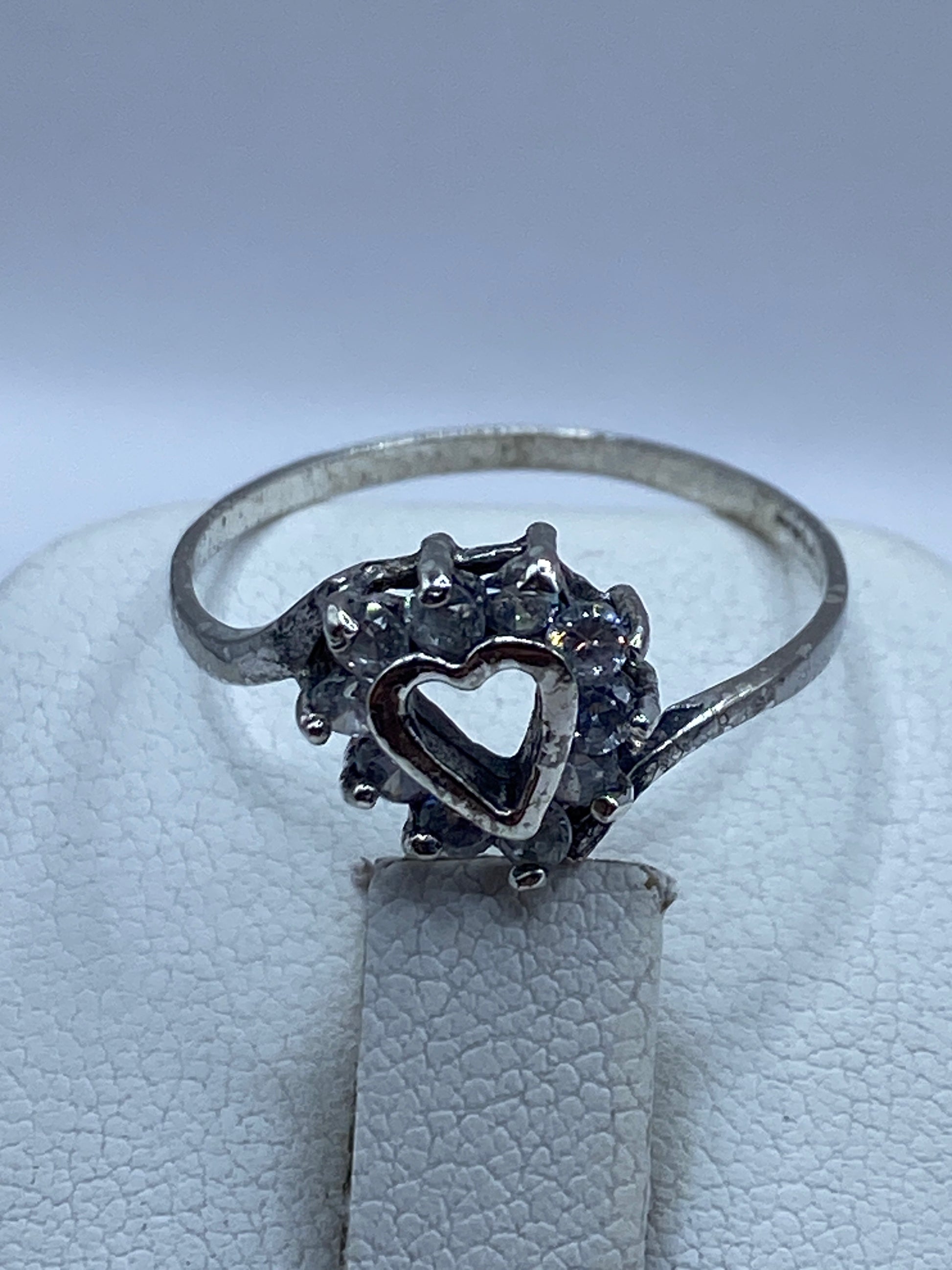 Anillo solitario en la mano luciendo el brillo de la circonia blanca