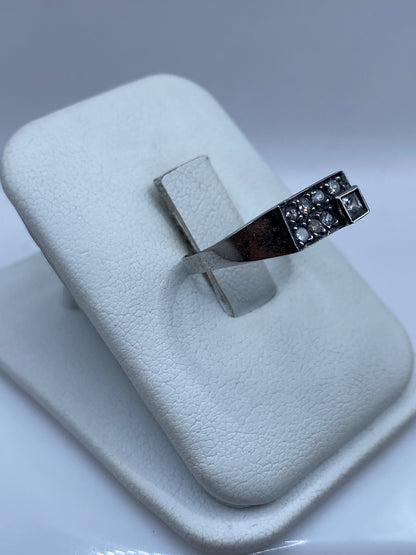 Anillo solitario de plata .925 con circonia, vista lateral mostrando la banda delgada
