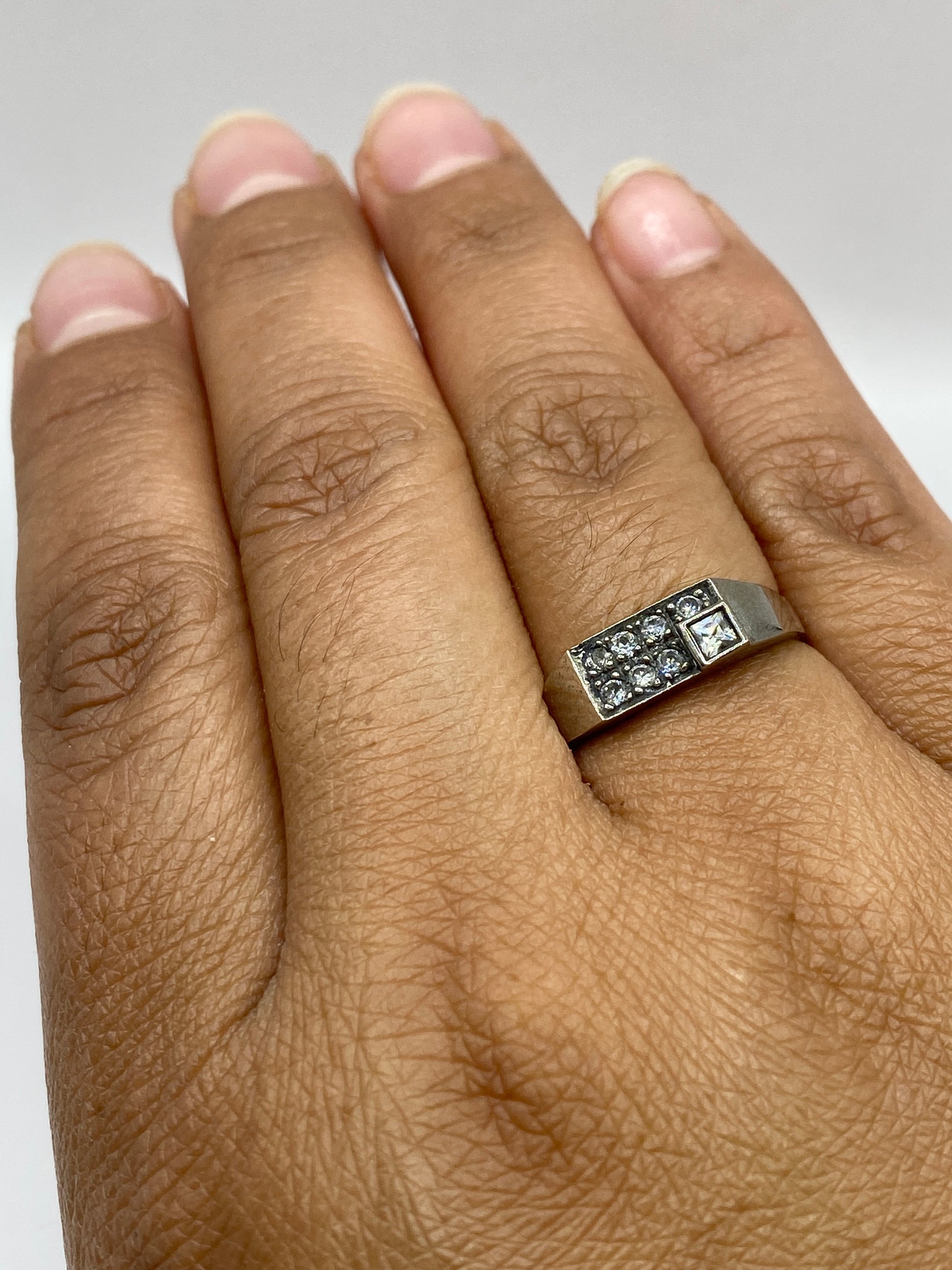 Anillo de plata con circonia en dedo femenino, mostrando el brillo diario