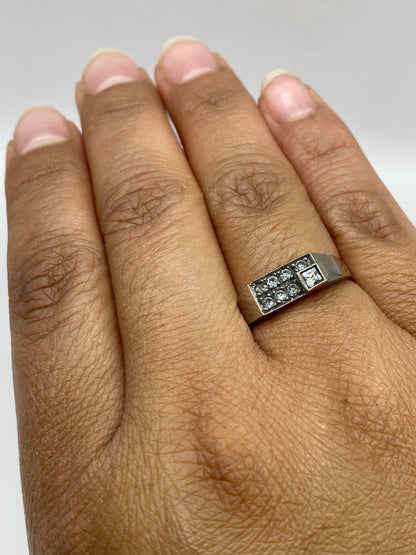 Anillo de plata con circonia en dedo femenino, mostrando el brillo diario