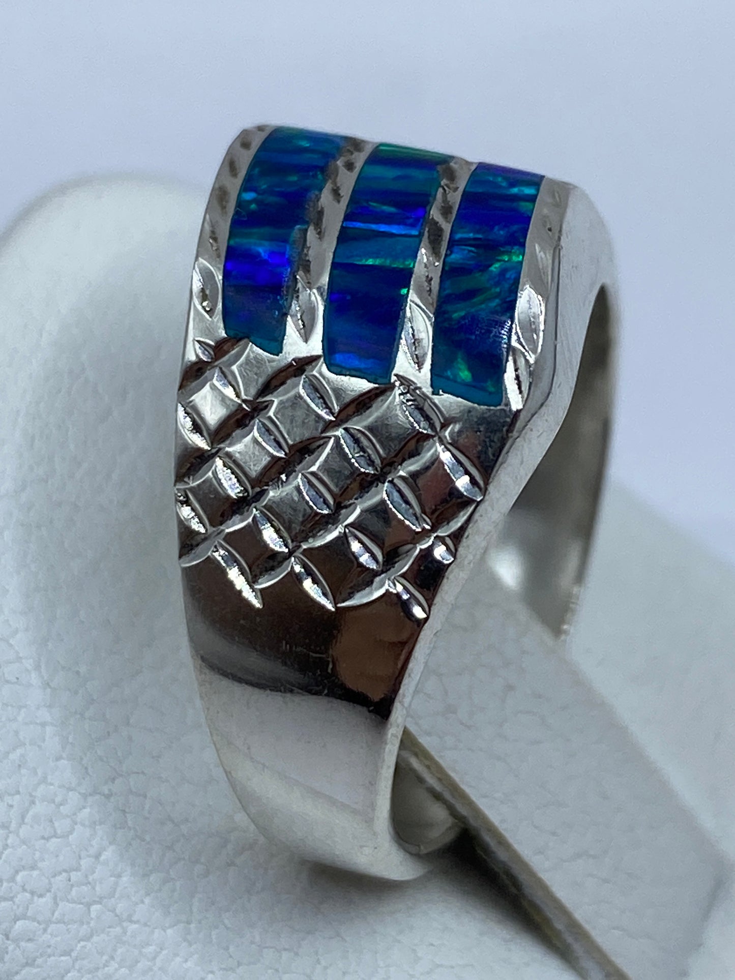 Lado del anillo en la mano, detalle de la textura martillada