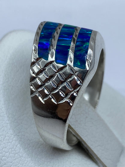 Lado del anillo en la mano, detalle de la textura martillada