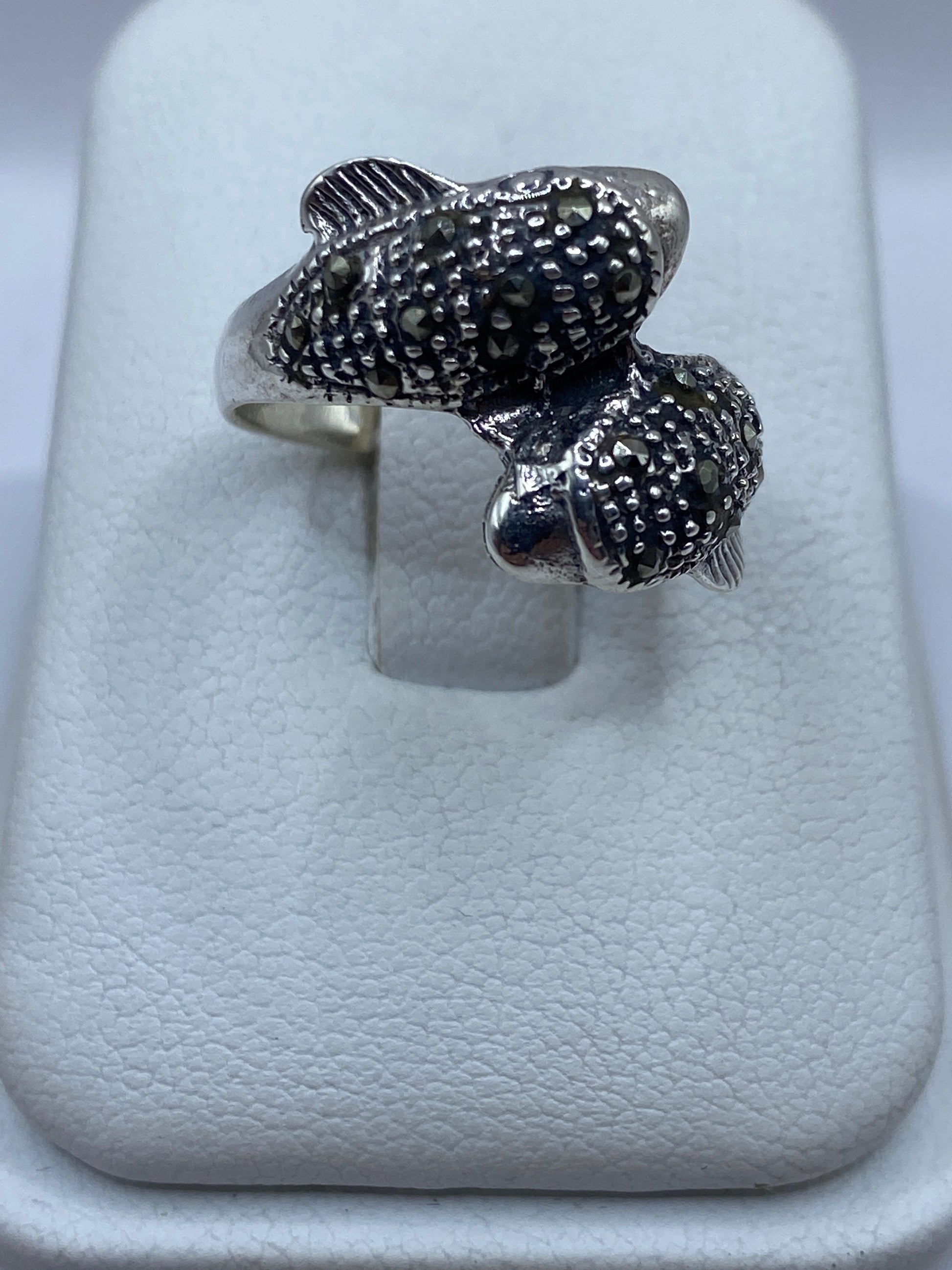 Anillo de plata con doble pez texturado en diseño étnico
