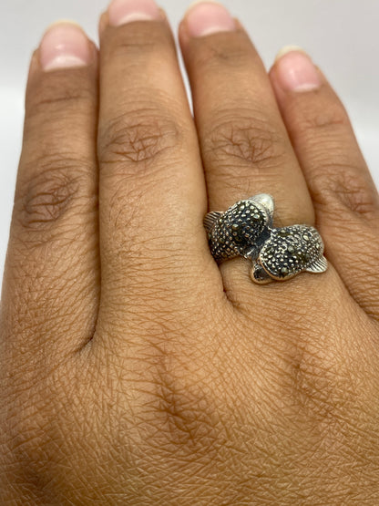 Anillo en mano mostrando la presencia y proporción del diseño