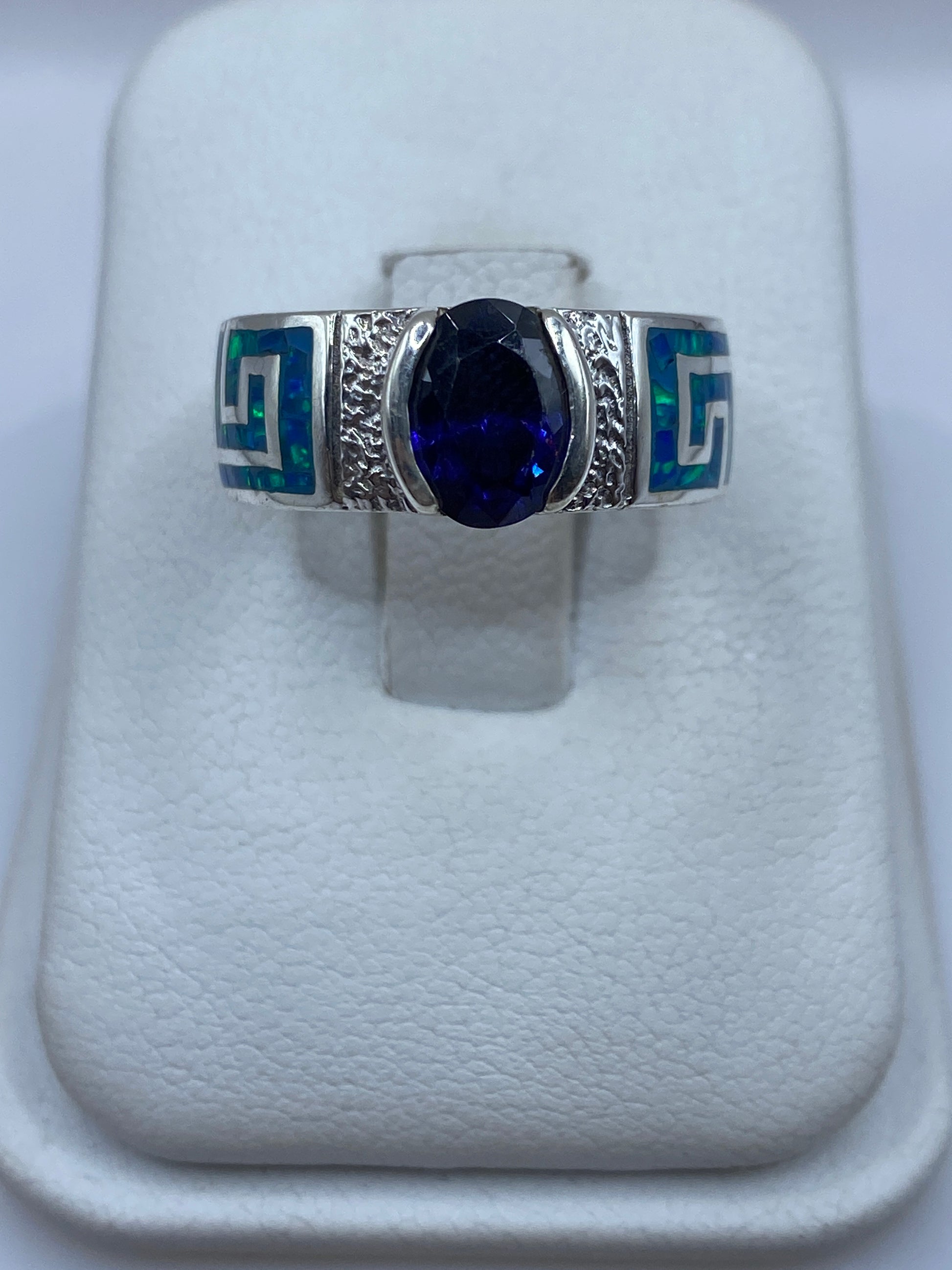 Anillo de plata .950 con ópalo de fuego azul en diseño solitario minimalista