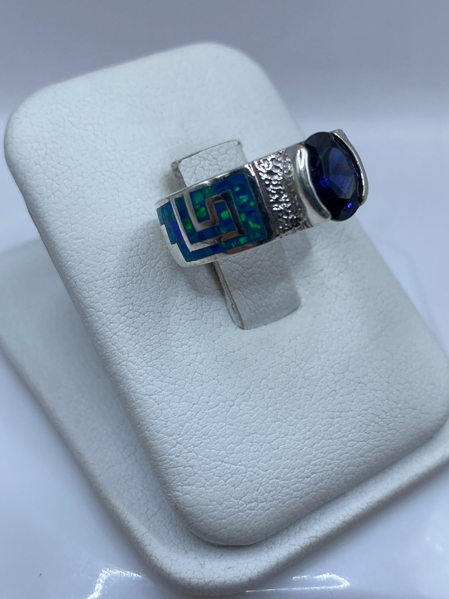 Detalle del ópalo azul del anillo mostrando juego de colores y fuego natural