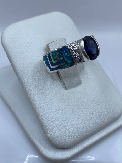 Detalle del ópalo azul del anillo mostrando juego de colores y fuego natural