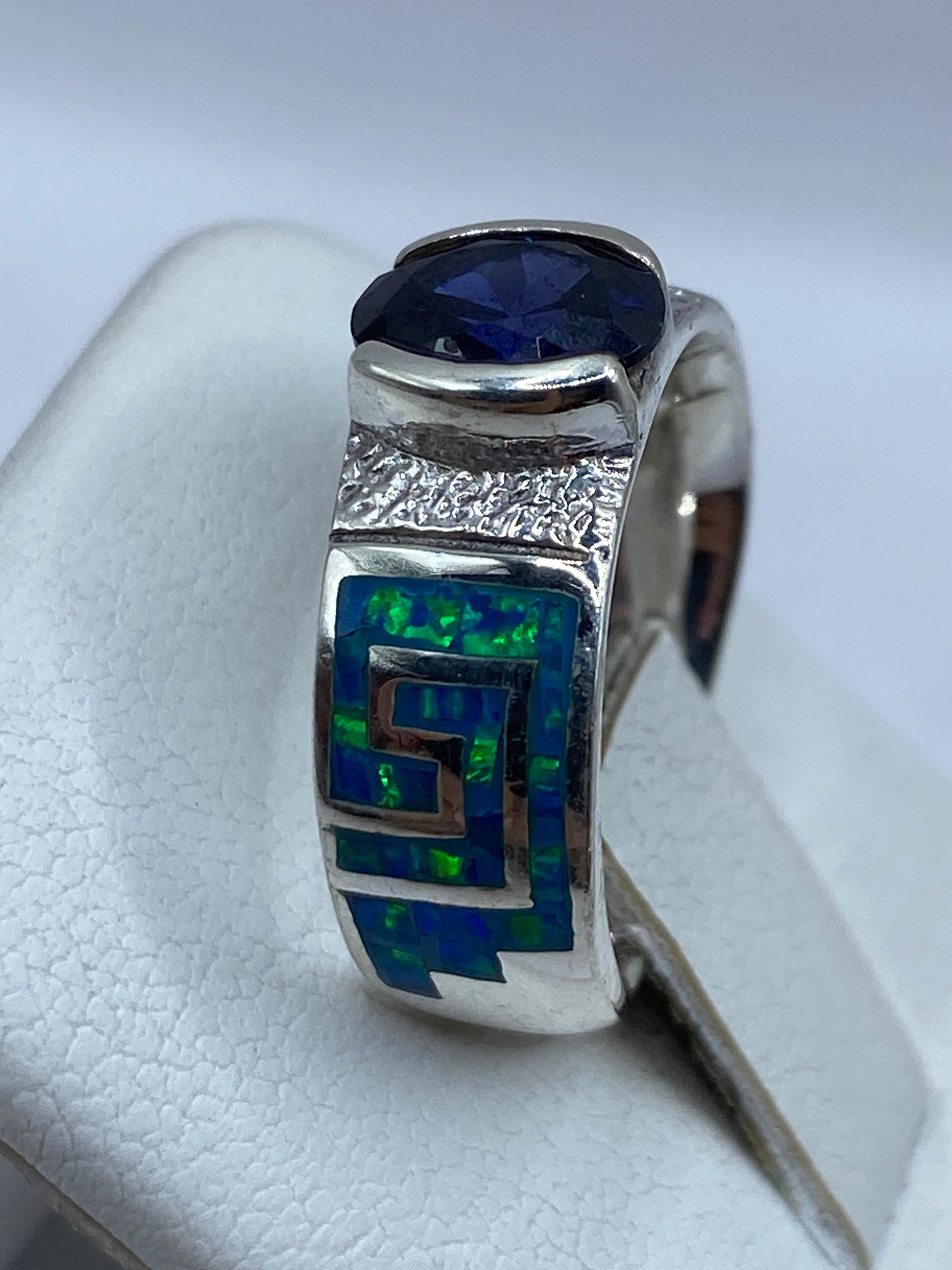 Anillo visto desde el lateral, engaste seguro en plata pura de Taxco