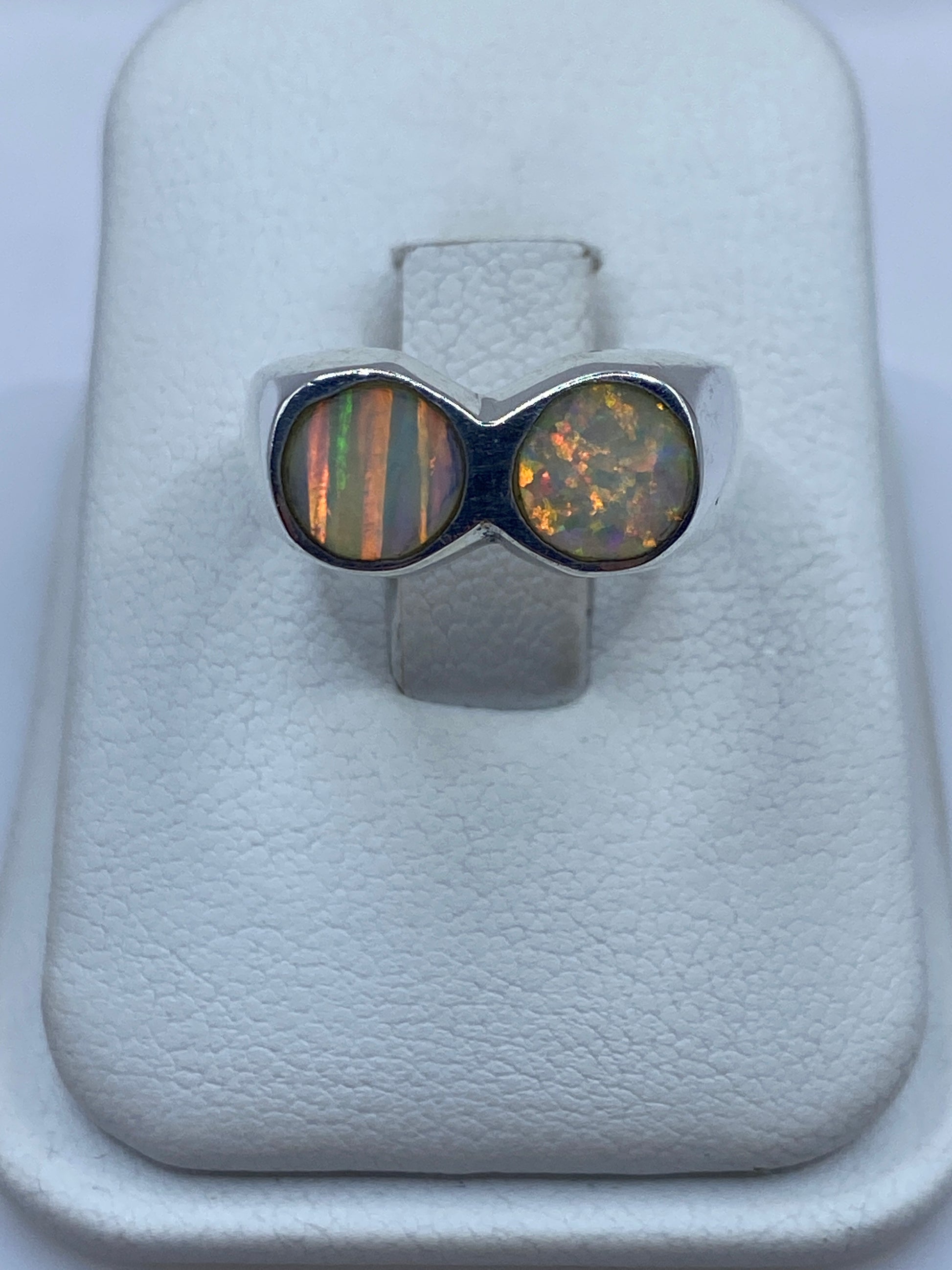 Anillo de plata .950 con ópalo de fuego multicolor sobre estuche blanco