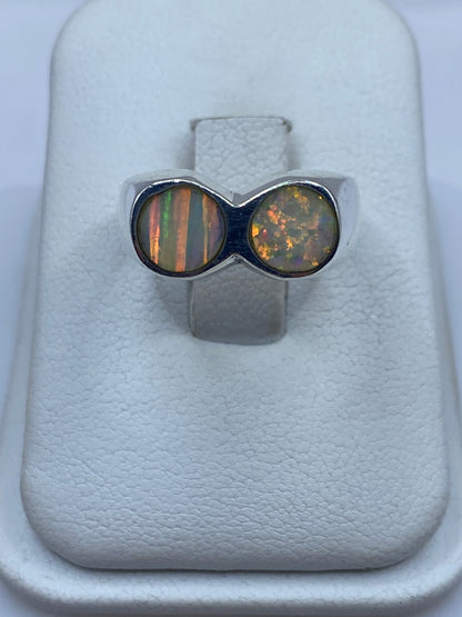 Anillo de plata .950 con ópalo de fuego multicolor sobre estuche blanco
