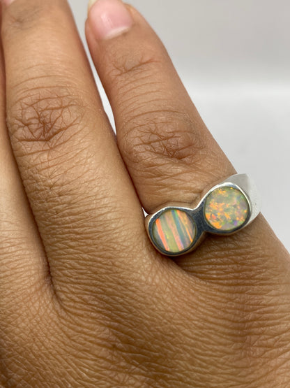 Anillo en la mano mostrando el peso sustancial y el brillo del ópalo bajo luz natural