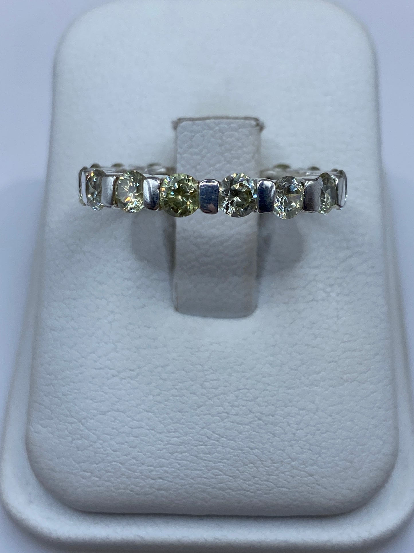Anillo de plata solitario con circonia amarilla brillante sobre cojín blanco