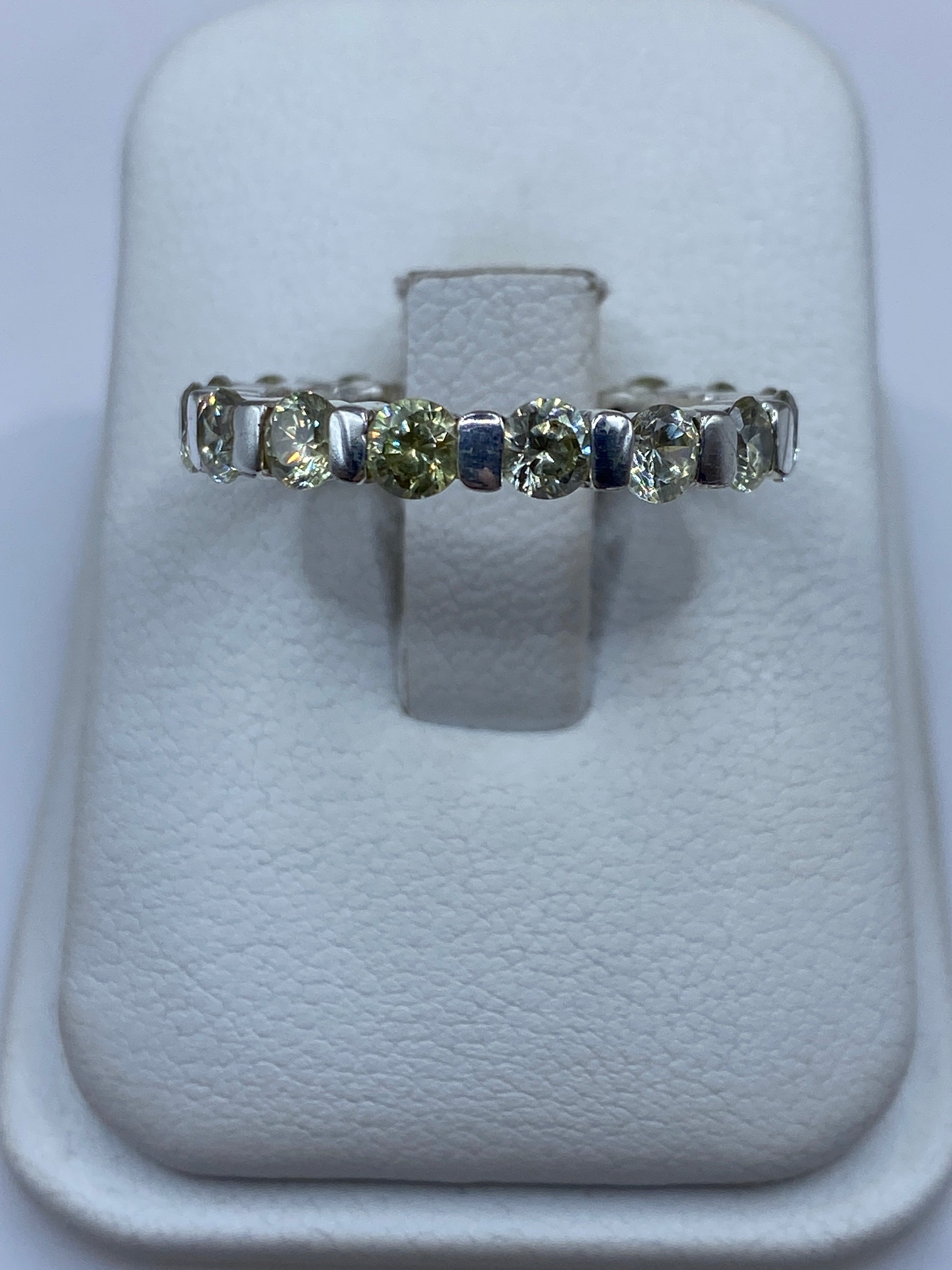 Anillo de plata solitario con circonia amarilla brillante sobre cojín blanco