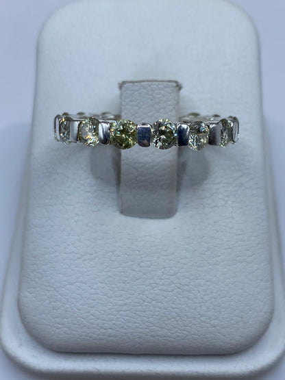 Anillo de plata solitario con circonia amarilla brillante sobre cojín blanco