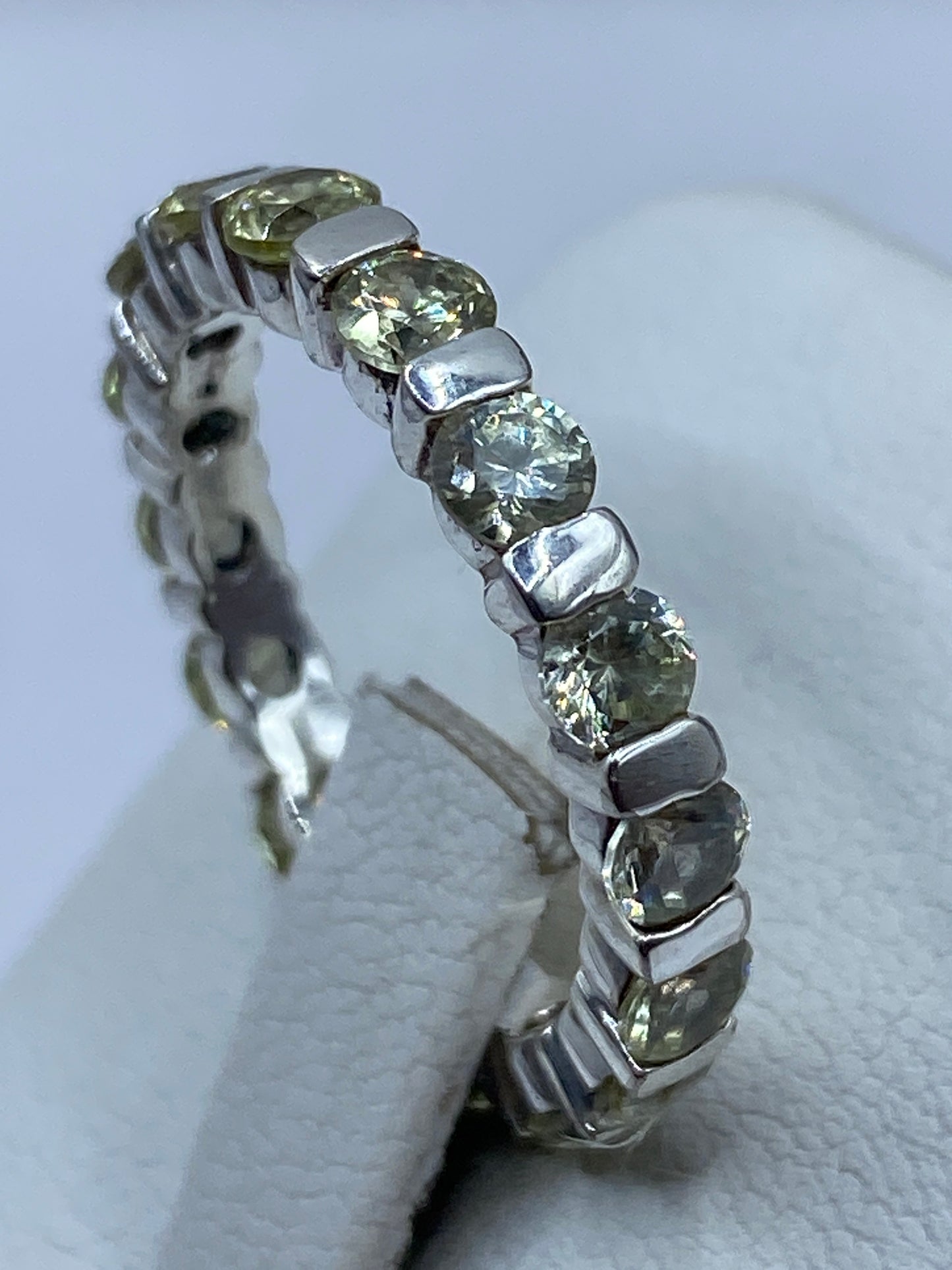 Circonia amarilla tipo champagne brillando bajo luz natural en el anillo de Taxco