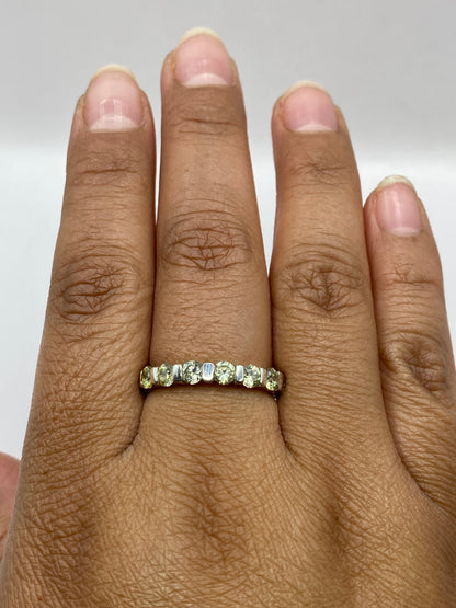 Anillo solitario de plata puesto en mano de mujer mostrando el efecto champagne de la piedra