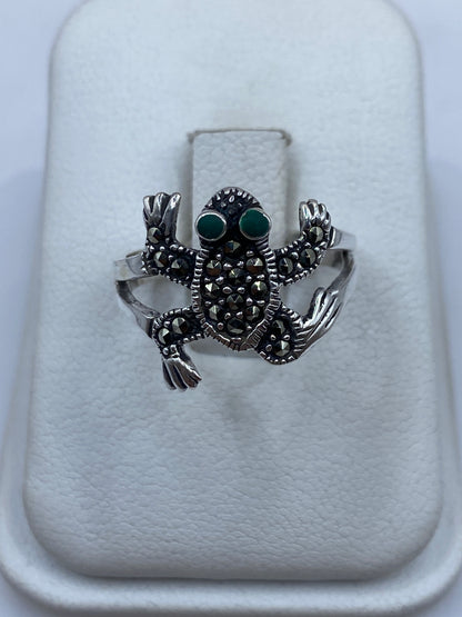 Anillo de plata .925 con malaquita verde en forma de pájaro prehispánico, vista frontal
