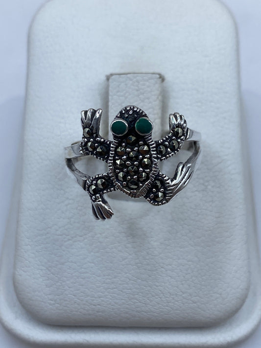 Anillo de plata .925 con malaquita verde en forma de pájaro prehispánico, vista frontal