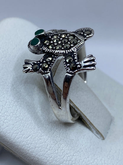 Anillo étnico de plata con malaquita en mano de mujer, posición lateral