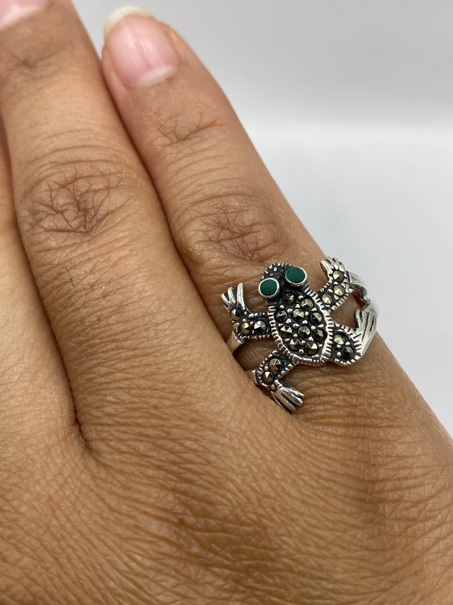 Sello 925 México visible en el interior del anillo de malaquita