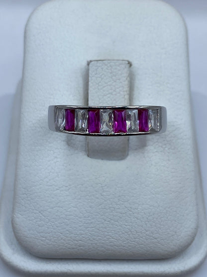 Anillo de plata solitario con circonia rosa facetada en estuche blanco