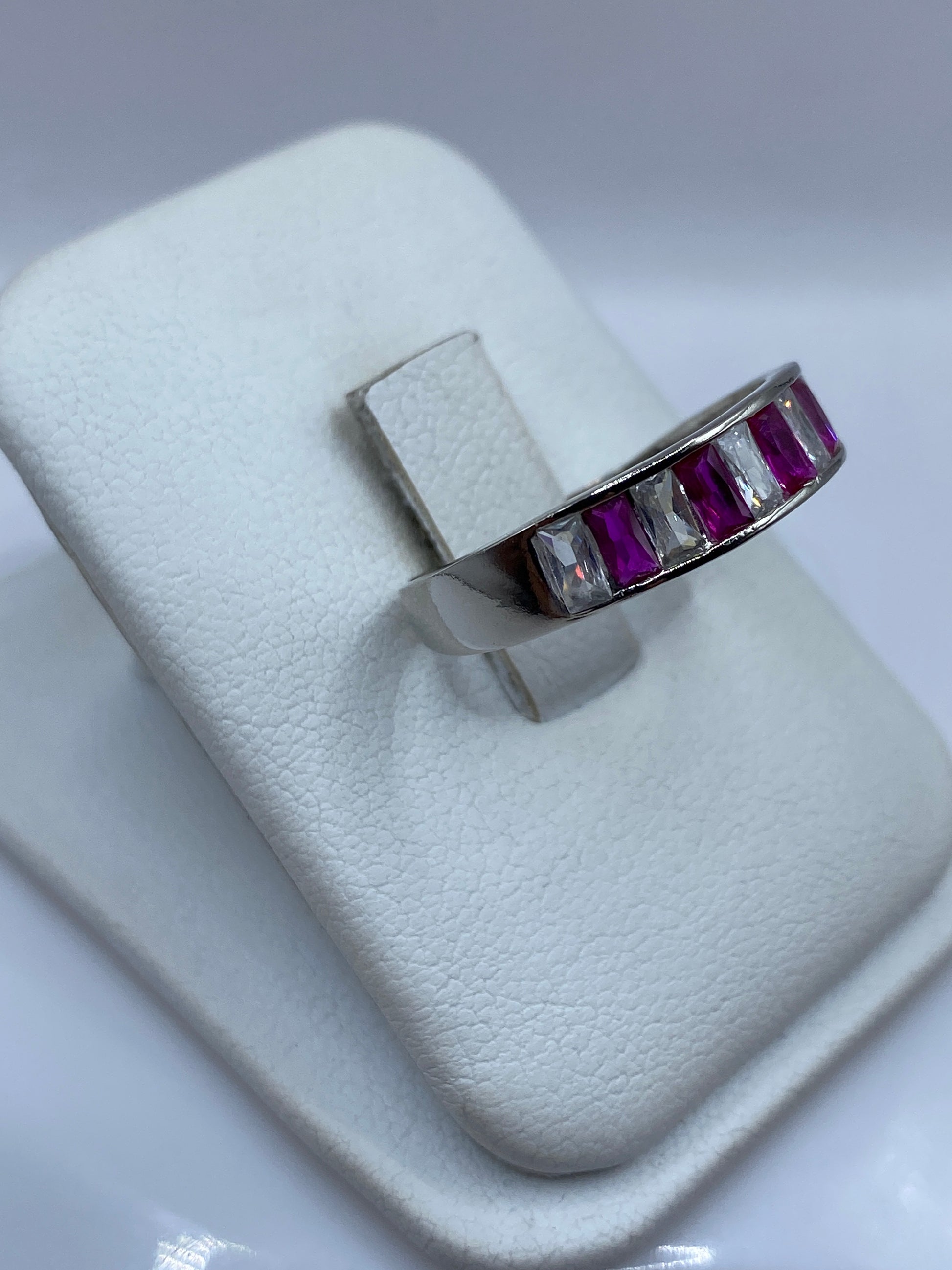 Vista lateral del anillo minimalista de plata .925 con piedra rosa