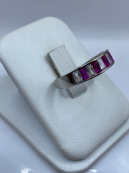 Vista lateral del anillo minimalista de plata .925 con piedra rosa