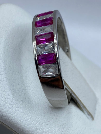 Detalle de la circonia rosa facetada en anillo de plata Taxco