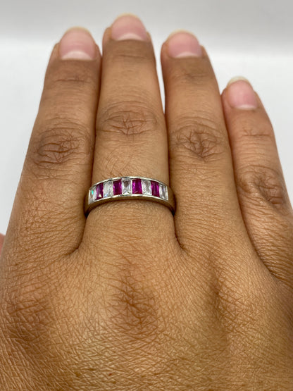 Anillo solitario rosa en dedo mostrando brillo y proporciones
