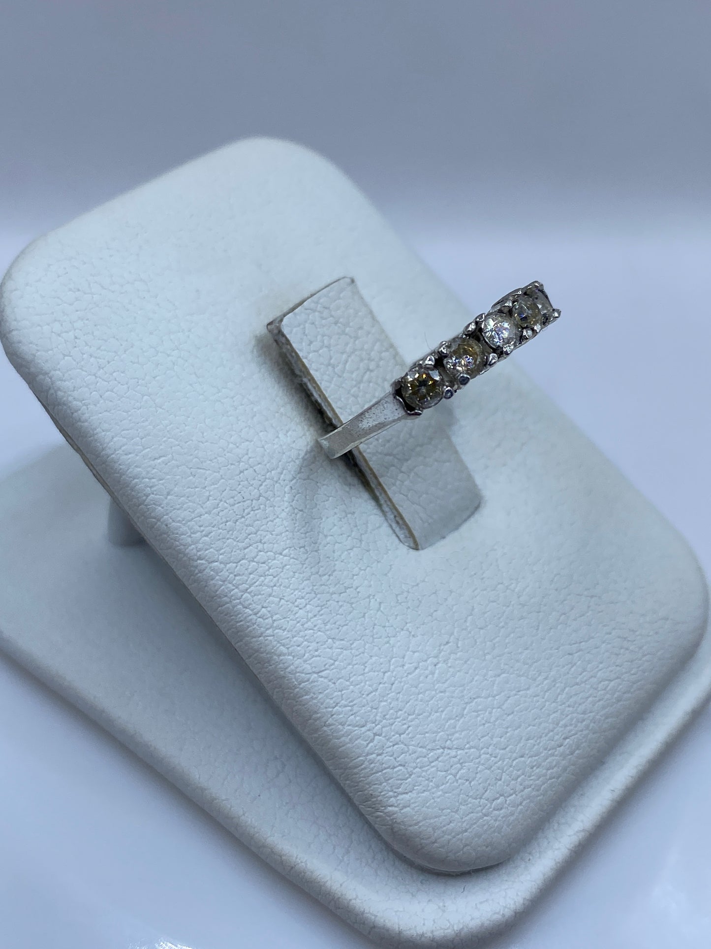 Detalle del anillo solitario con circonia brillante en la mano