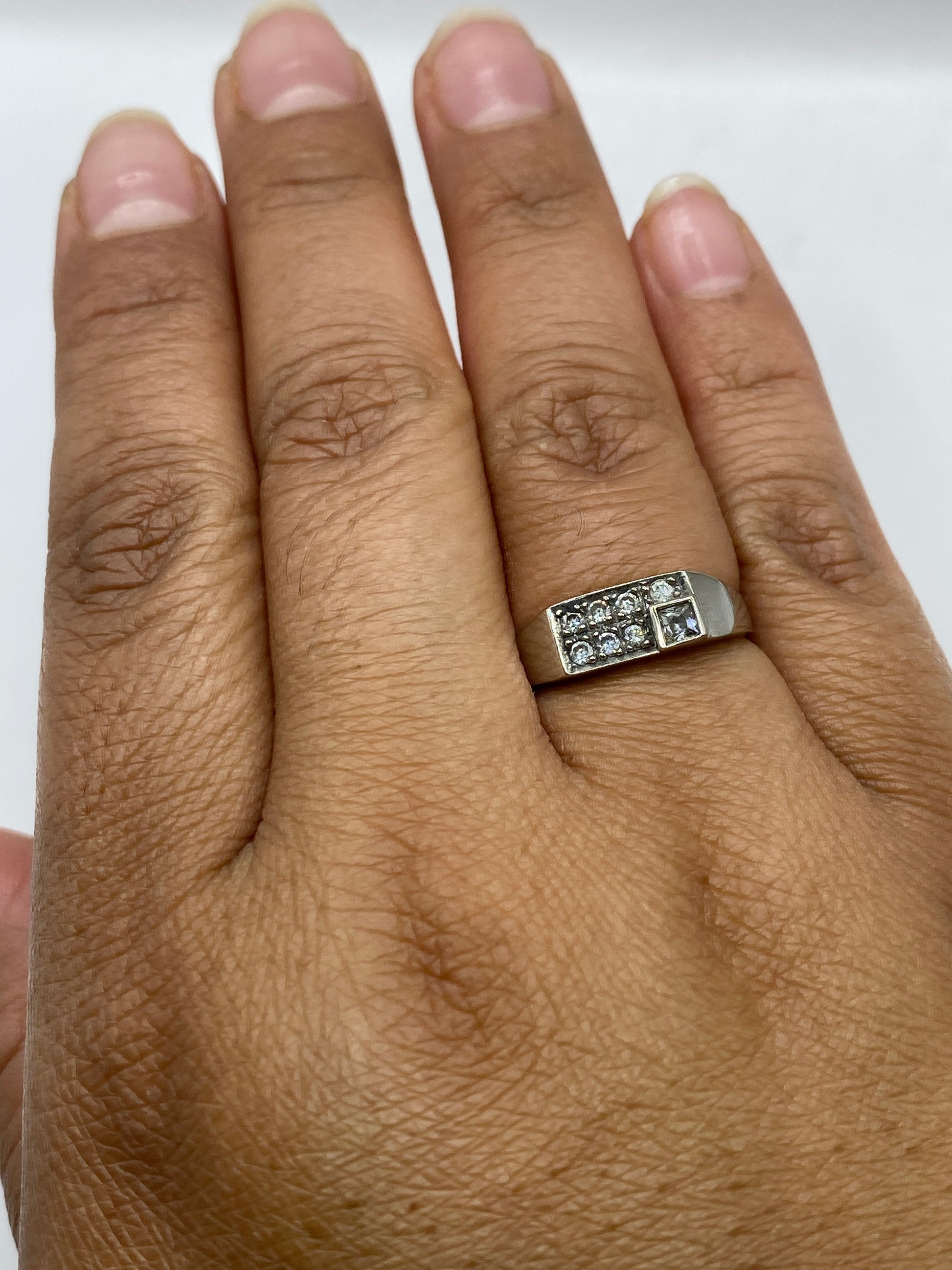 Anillo sobre fondo gris mostrando hallmark .925 MEXICO
