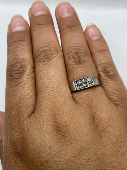 Anillo sobre fondo gris mostrando hallmark .925 MEXICO