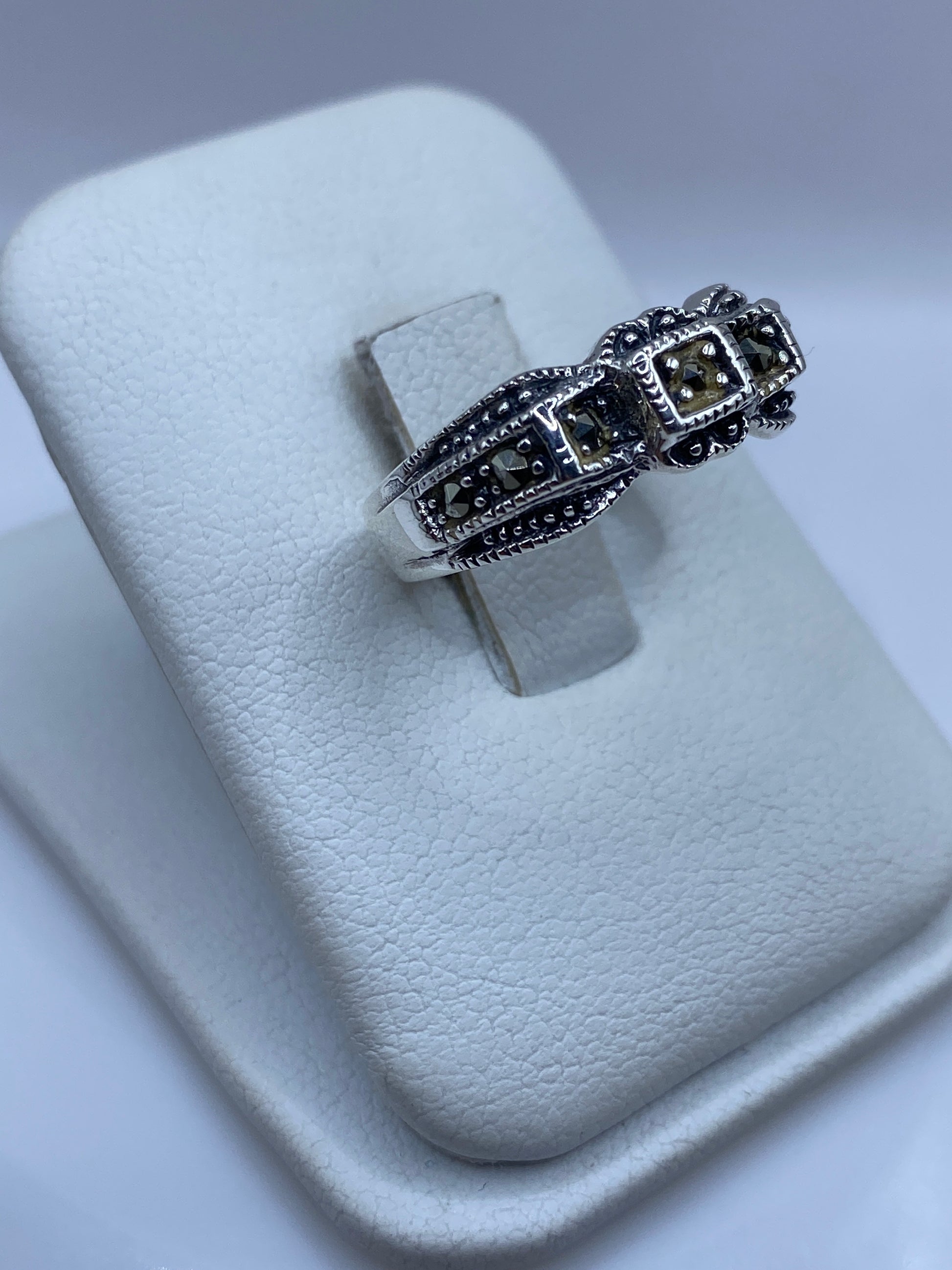 Vista frontal del anillo vintage mostrando los tres niveles de engagement y brillo