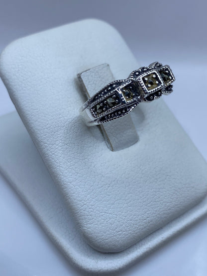 Vista frontal del anillo vintage mostrando los tres niveles de engagement y brillo