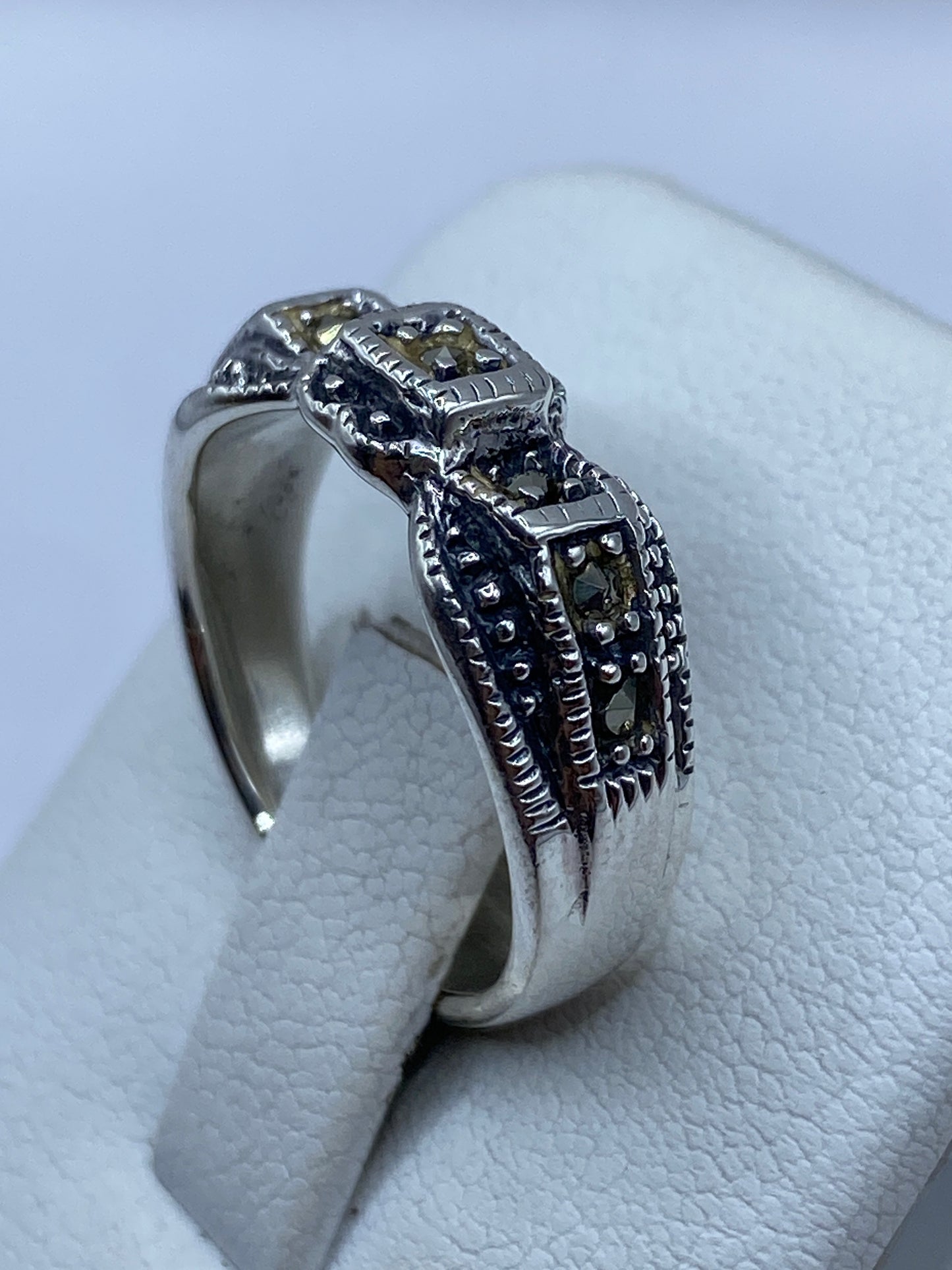 Detalle lateral del anillo en plata de Taxco con acabado texturizado