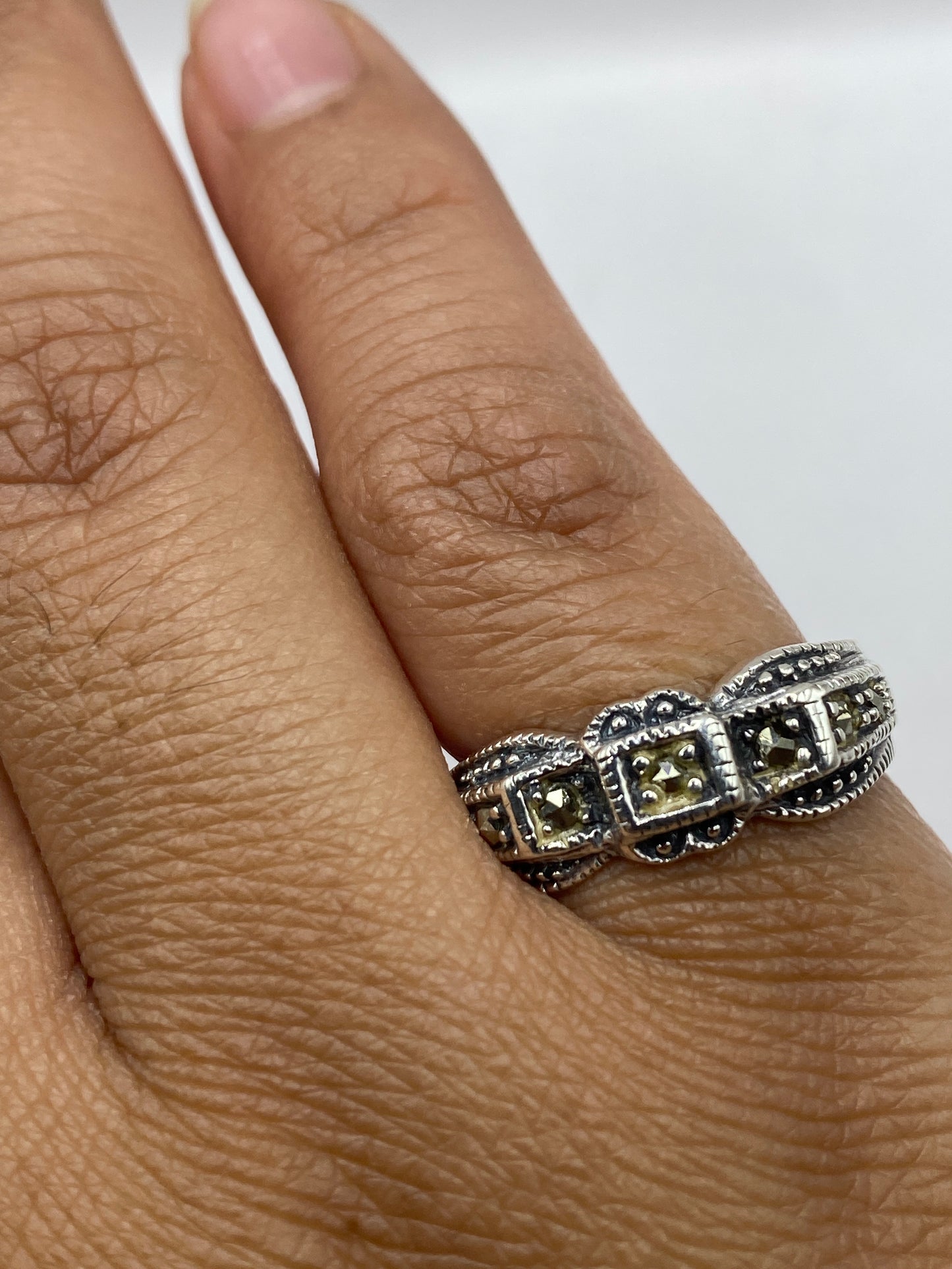 Anillo en escala mostrando peso de 5.3 gramos y hallmark .925 en banda interna