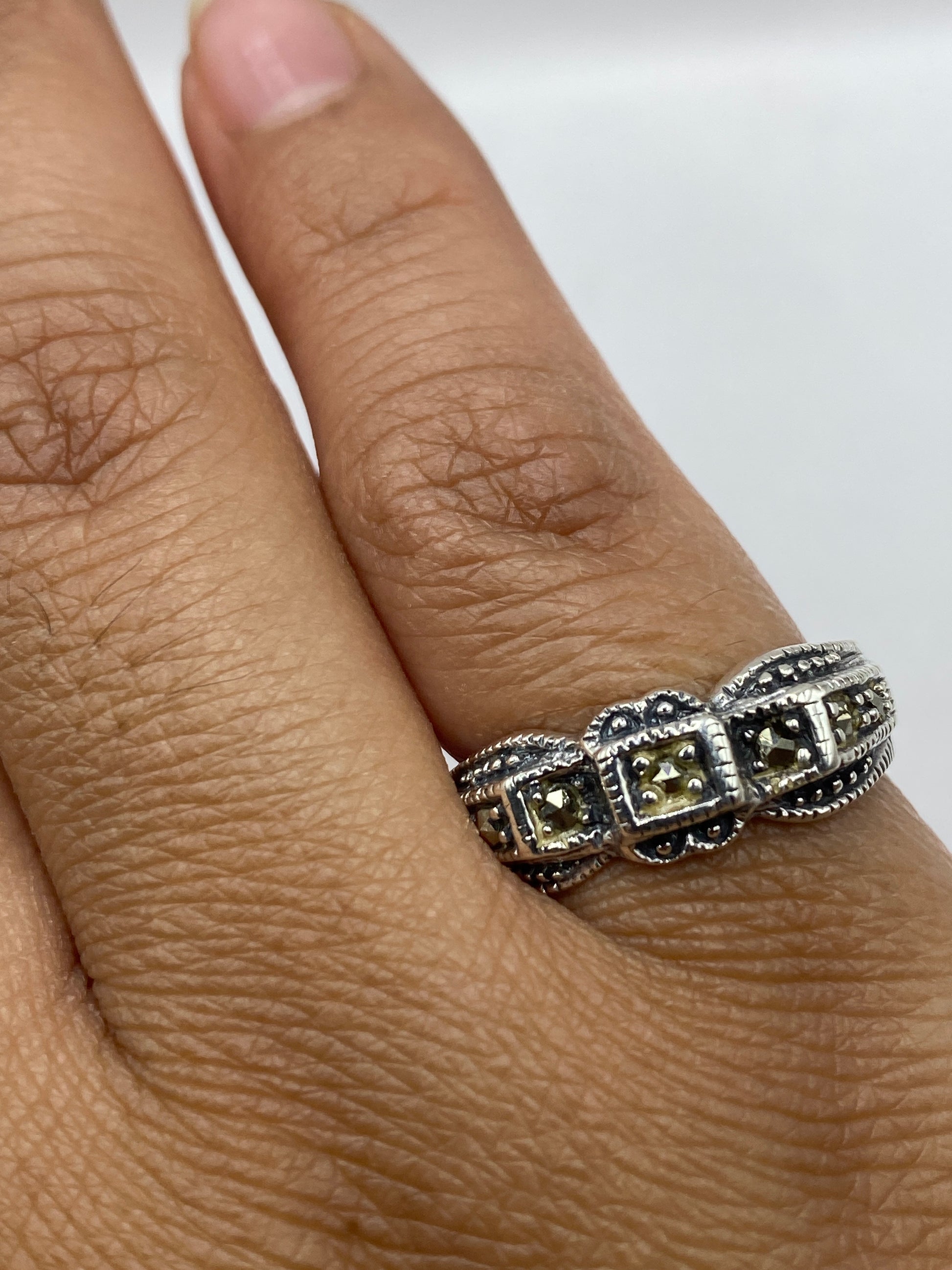 Anillo en escala mostrando peso de 5.3 gramos y hallmark .925 en banda interna