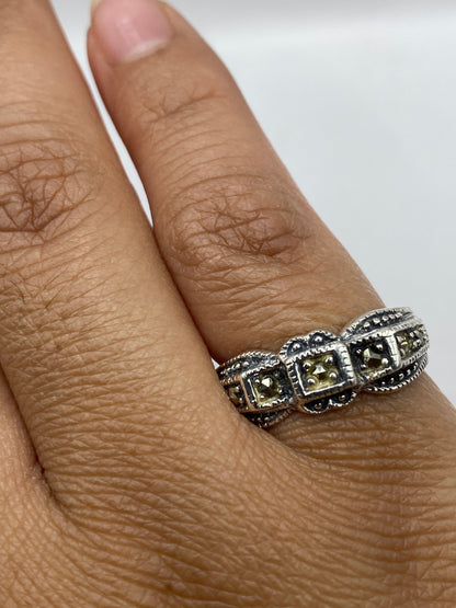 Anillo en escala mostrando peso de 5.3 gramos y hallmark .925 en banda interna