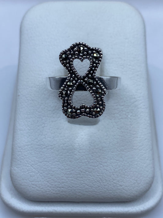 Anillo doble corazón calado en plata .925 con textura beaded vintage sobre fondo blanco