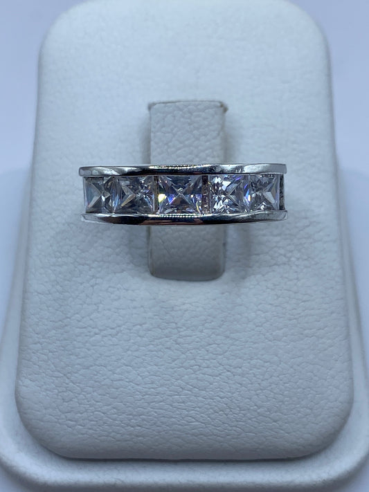 Anillo de plata con circonia blanca solitaria en engaste minimalista