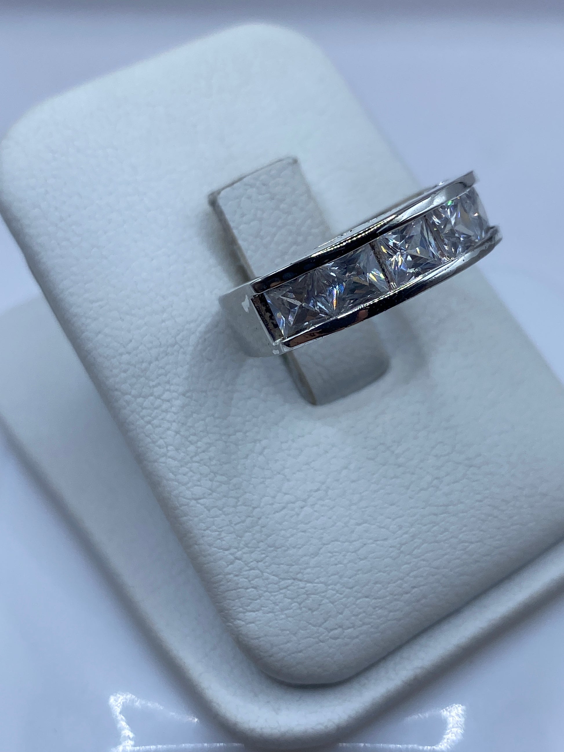 Vista lateral del anillo mostrando el ancho de banda de 6mm en plata .925