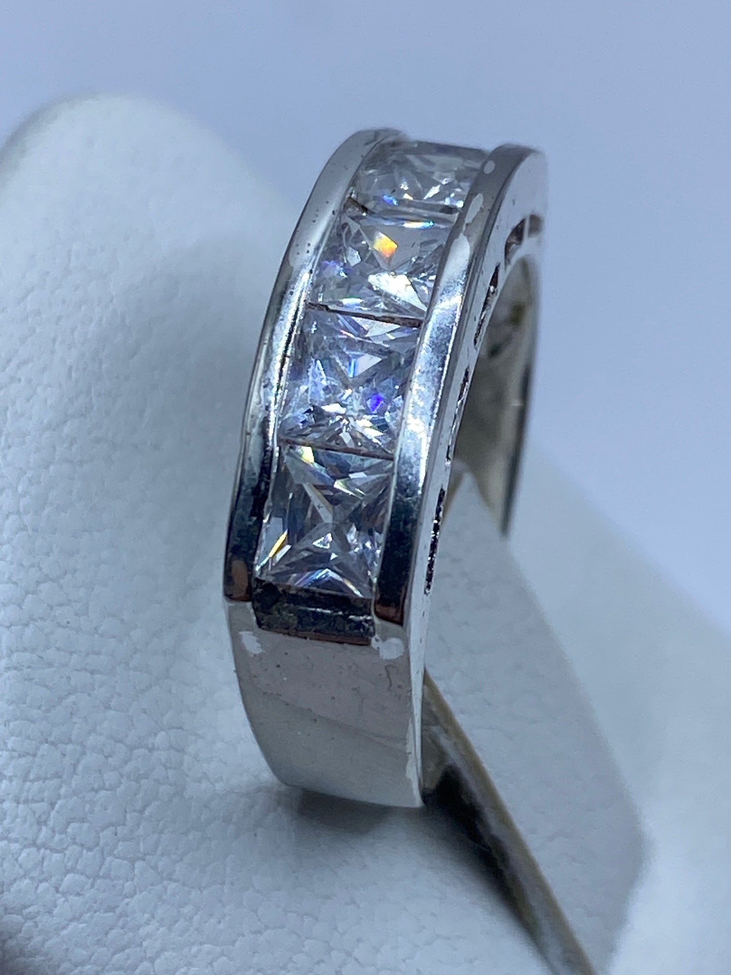 Anillo solitario circonia blanca capturando luz con fuego brillante