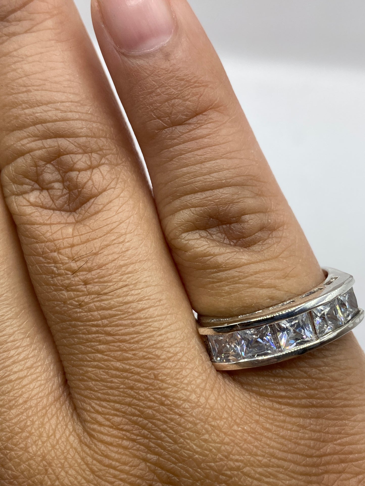 Detalle del anillo sobre piel mostrando presencia elegante y diseño limpio