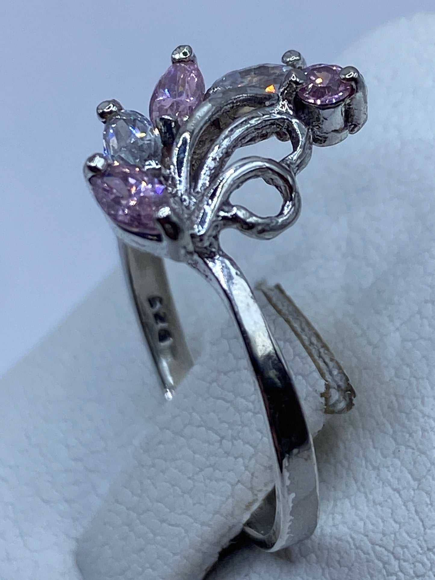 Anillo circonia rosa en mano femenina mostrando el engaste