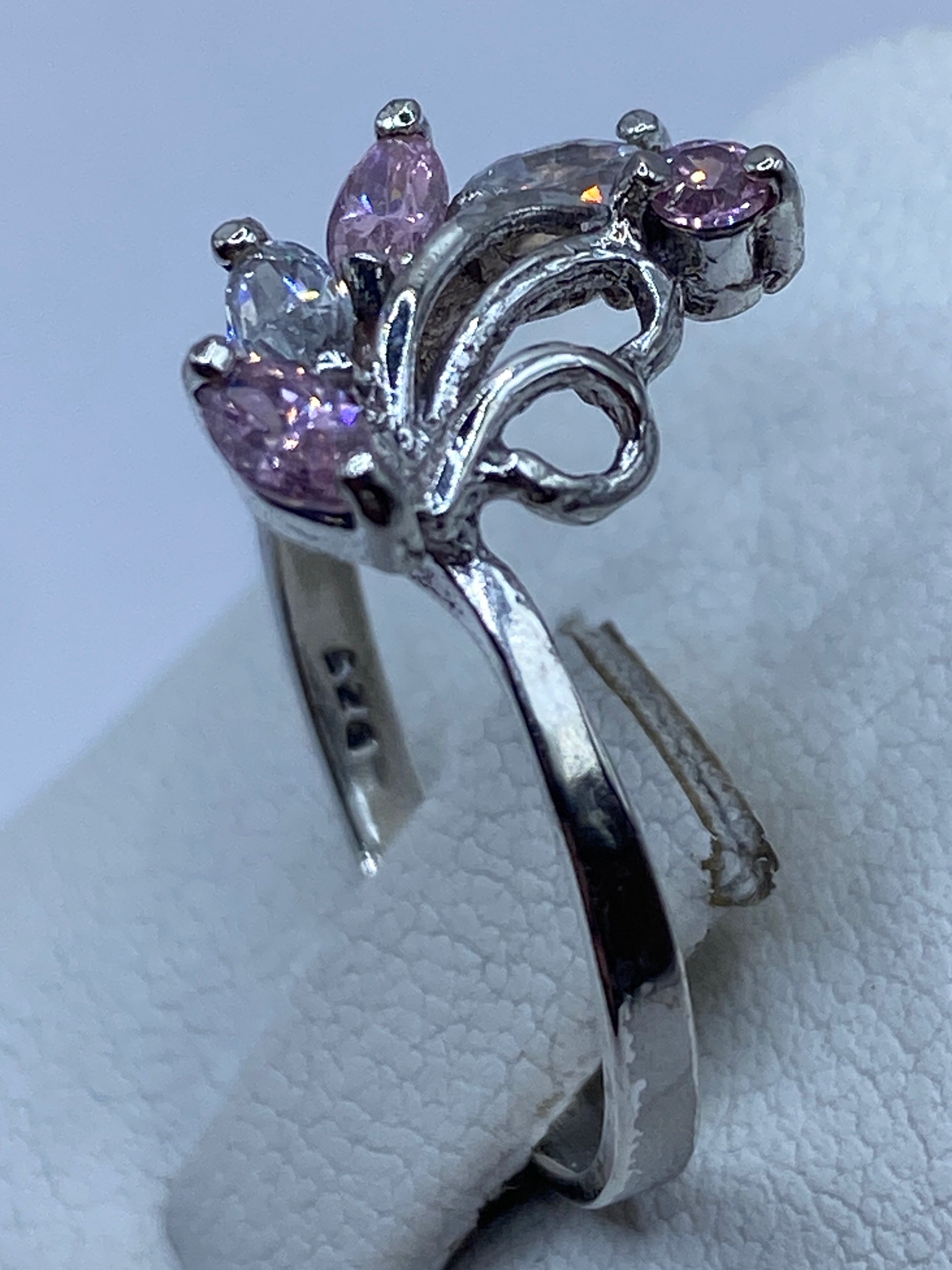 Anillo circonia rosa en mano femenina mostrando el engaste