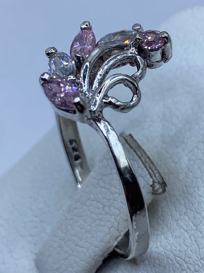 Anillo circonia rosa en mano femenina mostrando el engaste