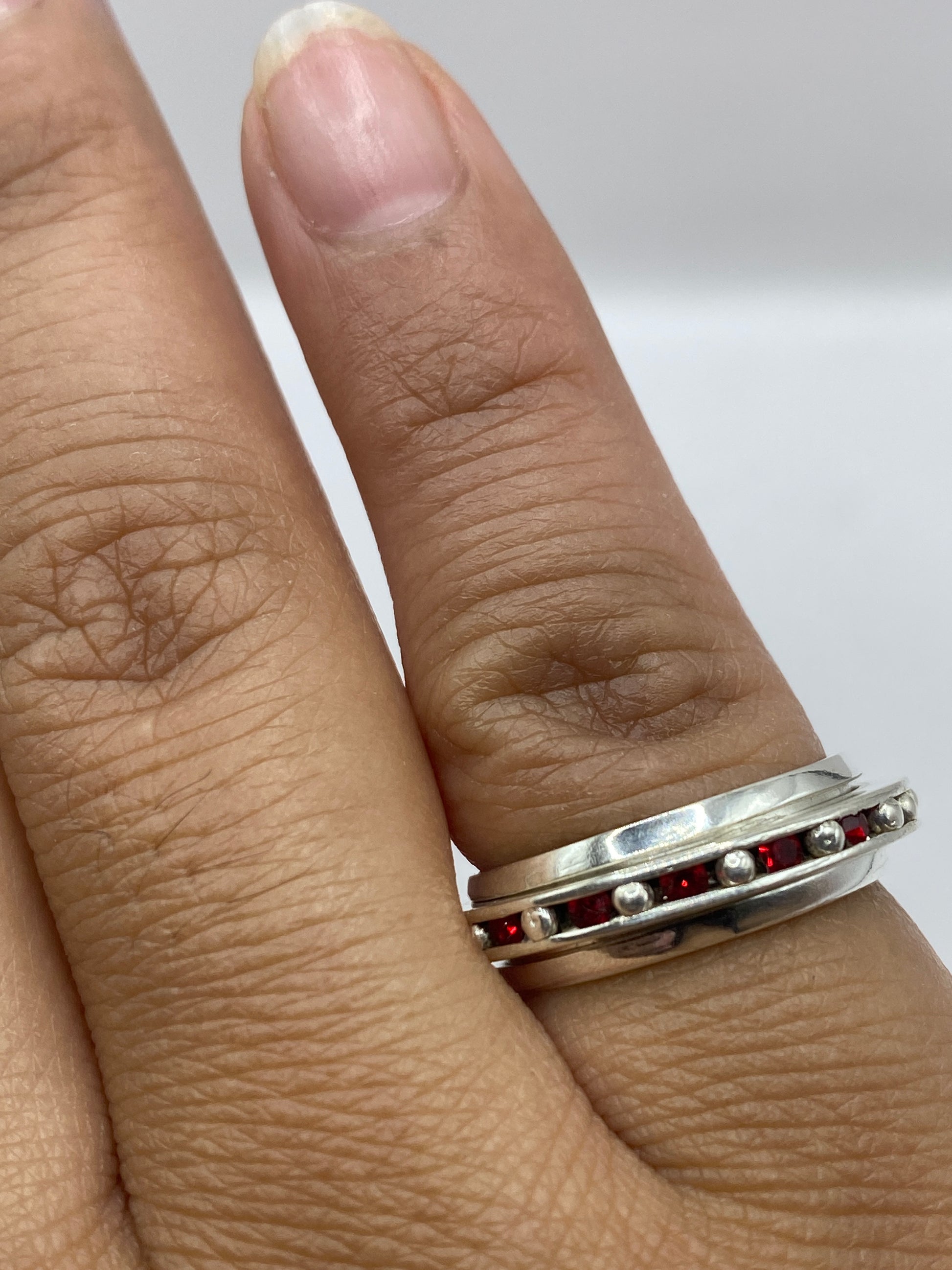 Anillo de plata .925 mostrando sello de pureza y peso de 4.9 g en báscula de precisión