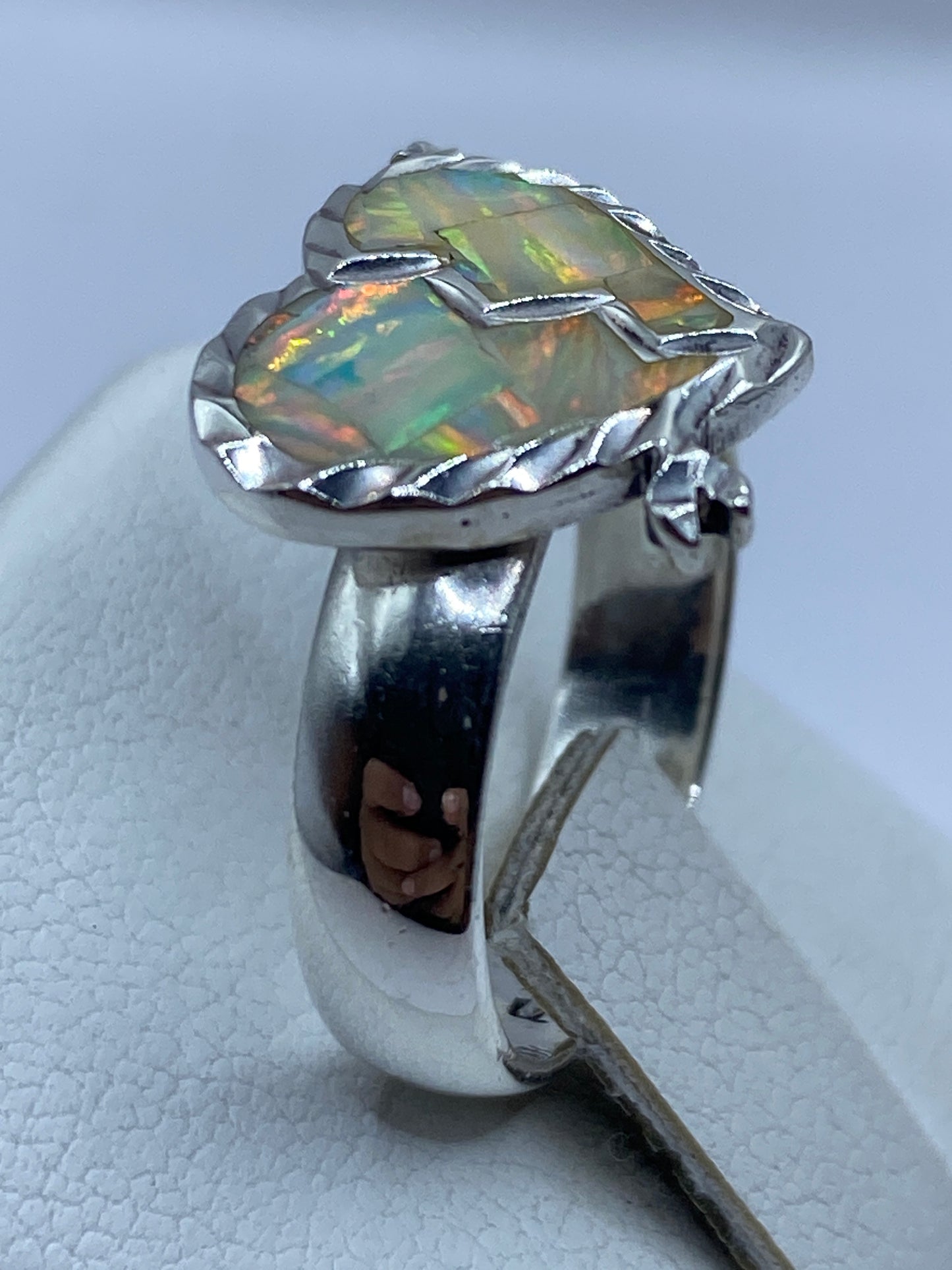 Detalle del engaste a mano del ópalo de fuego en plata .925 de Taxco
